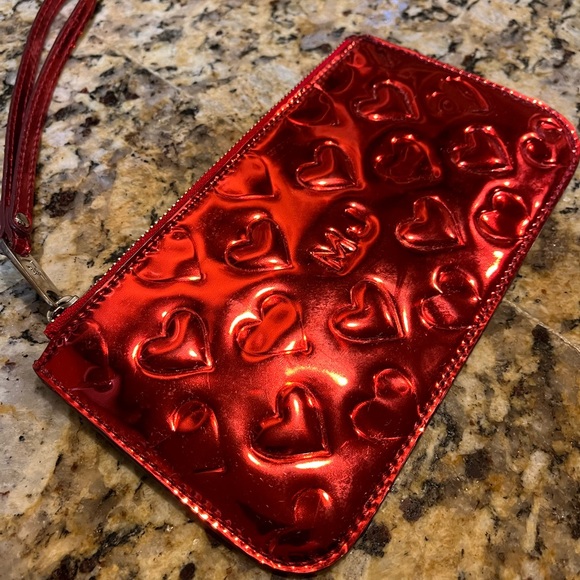 EUC Valentines red wristlet by MJ - not kors- iridescent embossed hearts shiny - Picture 2 of 12